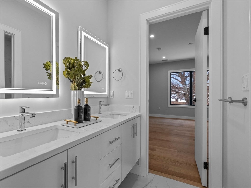 Newton, Massachusetts, 02461, United States, 5 Bedrooms Bedrooms, ,4 BathroomsBathrooms,Residential,Active,2013433