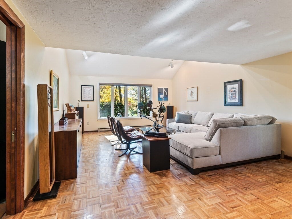 Shrewsbury, Massachusetts, 01545, United States, 4 Bedrooms Bedrooms, ,5 BathroomsBathrooms,Residential,Active,1968373