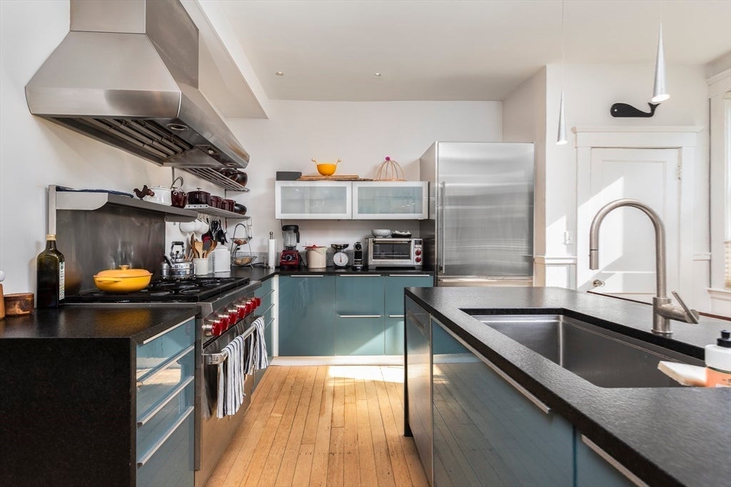 Marblehead, Massachusetts, 01945, United States, 5 Bedrooms Bedrooms, ,4 BathroomsBathrooms,Residential,Active,1993678