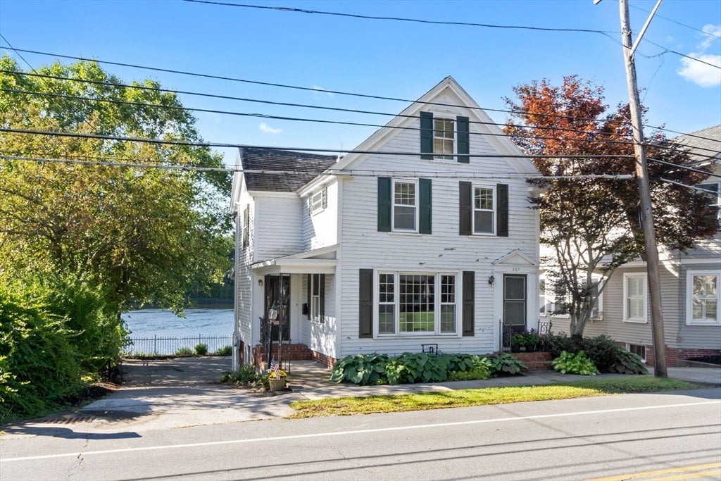 Amesbury, Massachusetts, 01913, United States, 3 Bedrooms Bedrooms, ,3 BathroomsBathrooms,Residential,Active,1929678