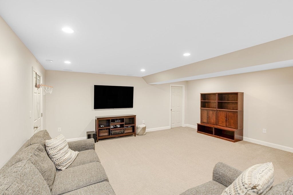 Ipswich, Massachusetts, 01938, United States, 4 Bedrooms Bedrooms, ,3 BathroomsBathrooms,Residential,Active,1922346