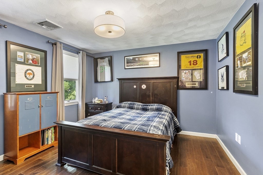Middleton, Massachusetts, 01949, United States, 4 Bedrooms Bedrooms, ,4 BathroomsBathrooms,Residential,Active,1941131