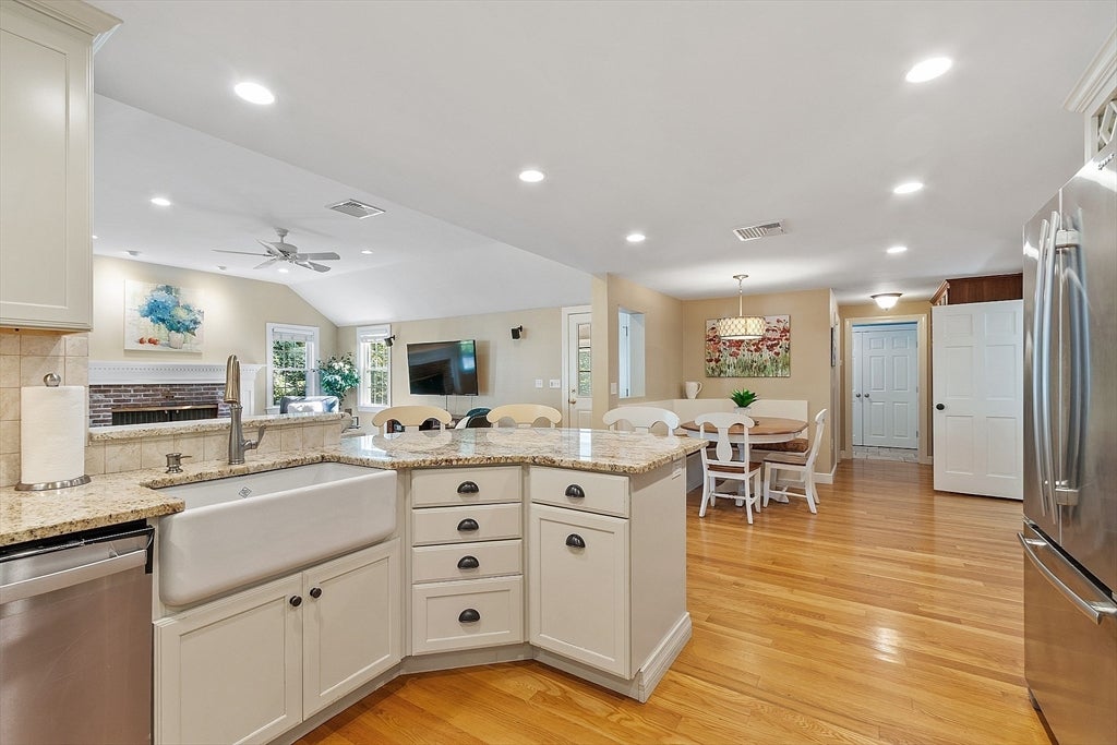 Westborough, Massachusetts, 01581, United States, 4 Bedrooms Bedrooms, ,3 BathroomsBathrooms,Residential,Active,1943801