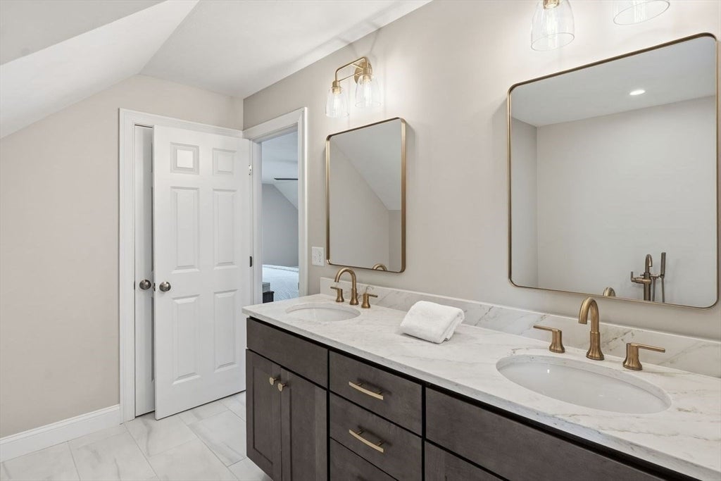 Derry, New Hampshire, 03038, United States, 4 Bedrooms Bedrooms, ,3 BathroomsBathrooms,Residential,Active,1993933
