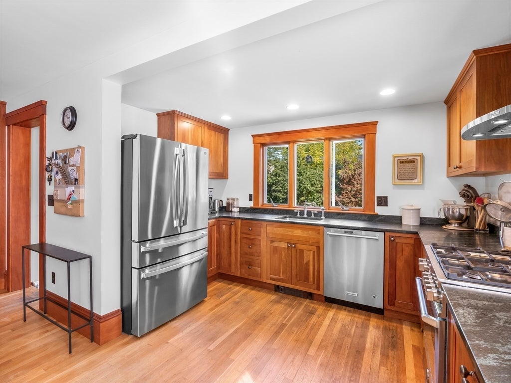 Newburyport, Massachusetts, 01950, United States, 5 Bedrooms Bedrooms, ,2 BathroomsBathrooms,Residential,Active,1986902