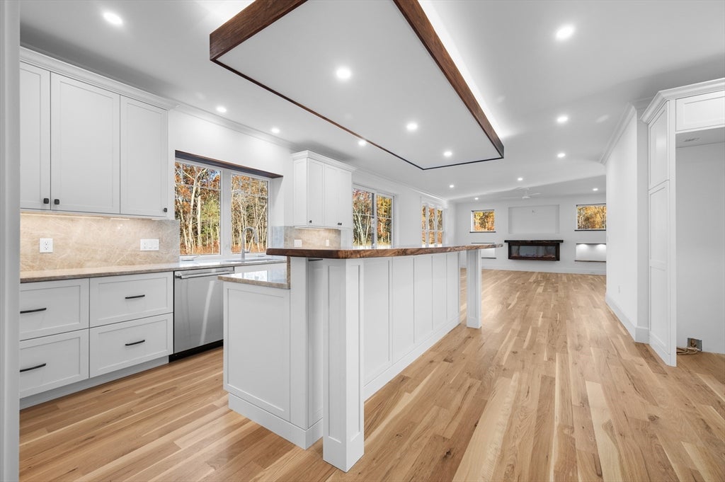 Hopkinton, Massachusetts, 01748, United States, 5 Bedrooms Bedrooms, ,6 BathroomsBathrooms,Residential,Active,1990661