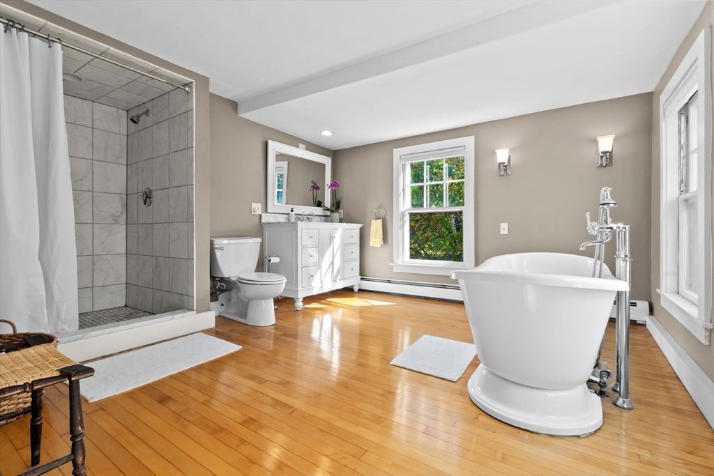 Amesbury, Massachusetts, 01913, United States, 3 Bedrooms Bedrooms, ,3 BathroomsBathrooms,Residential,Active,1929678