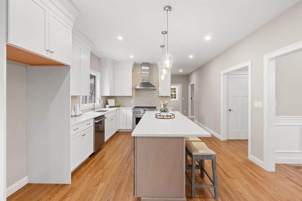 Andover, Massachusetts, 01810, United States, 4 Bedrooms Bedrooms, ,3 BathroomsBathrooms,Residential,Active,1990653