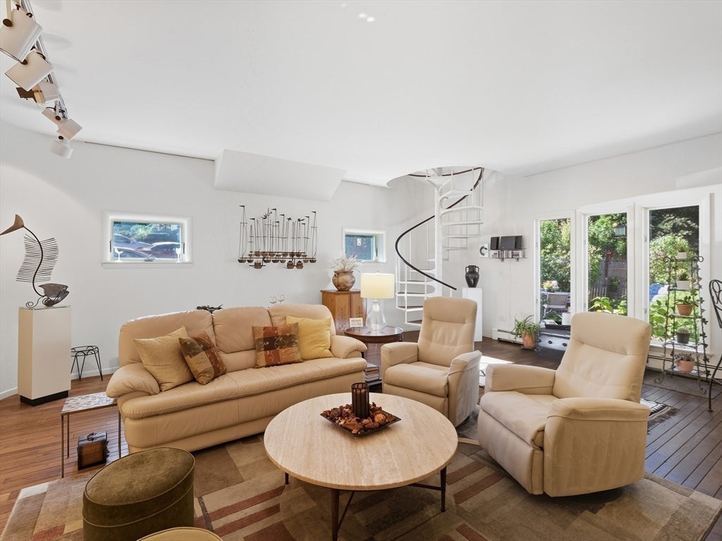 Newburyport, Massachusetts, 01950, United States, 3 Bedrooms Bedrooms, ,3 BathroomsBathrooms,Residential,Active,2045626