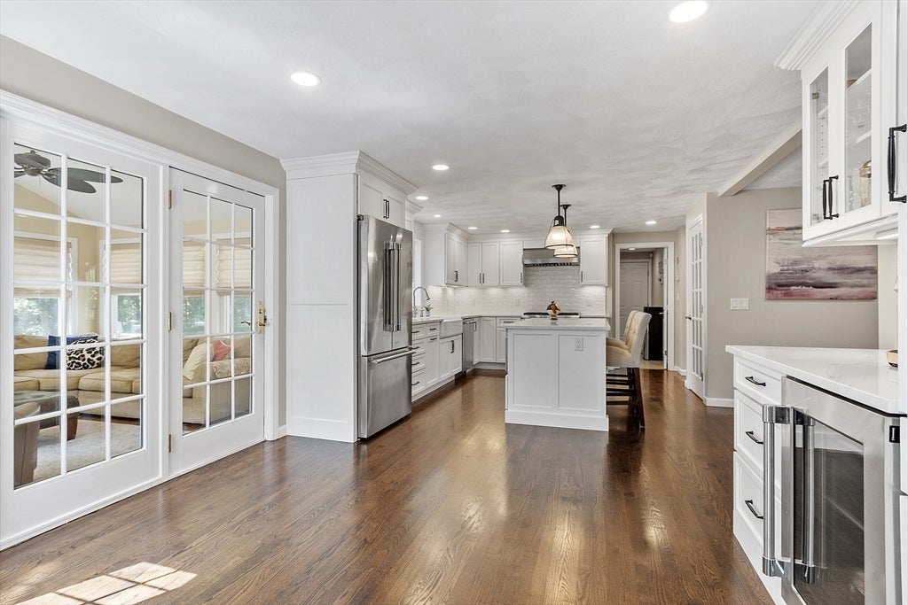 Middleton, Massachusetts, 01949, United States, 4 Bedrooms Bedrooms, ,4 BathroomsBathrooms,Residential,Active,1941131