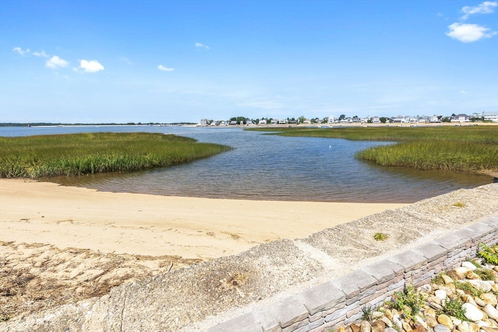 Newburyport, Massachusetts, 01950, United States, 2 Bedrooms Bedrooms, ,1 BathroomBathrooms,Residential,Active,1920272