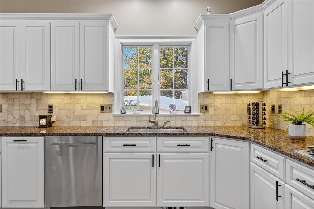 Danvers, Massachusetts, 01923, United States, 4 Bedrooms Bedrooms, ,4 BathroomsBathrooms,Residential,Active,1992274