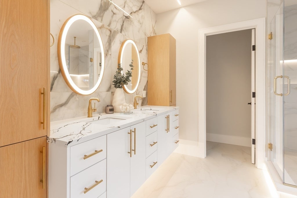 Newton, Massachusetts, 02461, United States, 5 Bedrooms Bedrooms, ,4 BathroomsBathrooms,Residential,Active,2013433