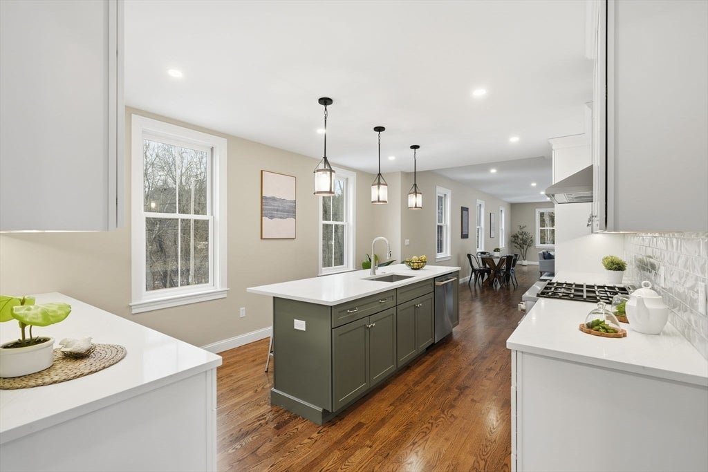 Andover, Massachusetts, 01810, United States, 4 Bedrooms Bedrooms, ,5 BathroomsBathrooms,Residential,Active,2002339