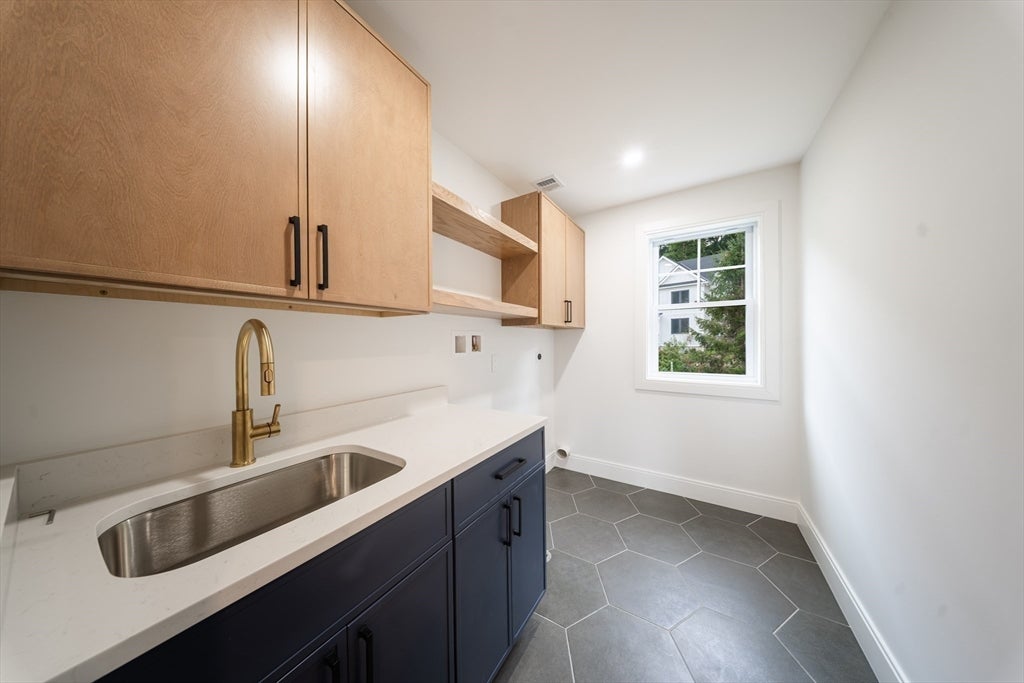 Southborough, Massachusetts, 01772, United States, 4 Bedrooms Bedrooms, ,5 BathroomsBathrooms,Residential,Active,2007207