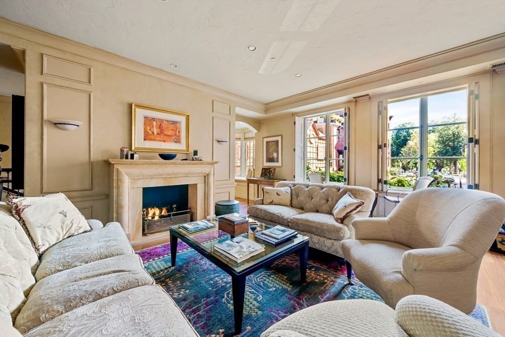 Boston, Massachusetts, 02108, United States, 3 Bedrooms Bedrooms, ,4 BathroomsBathrooms,Residential,Active,1960165