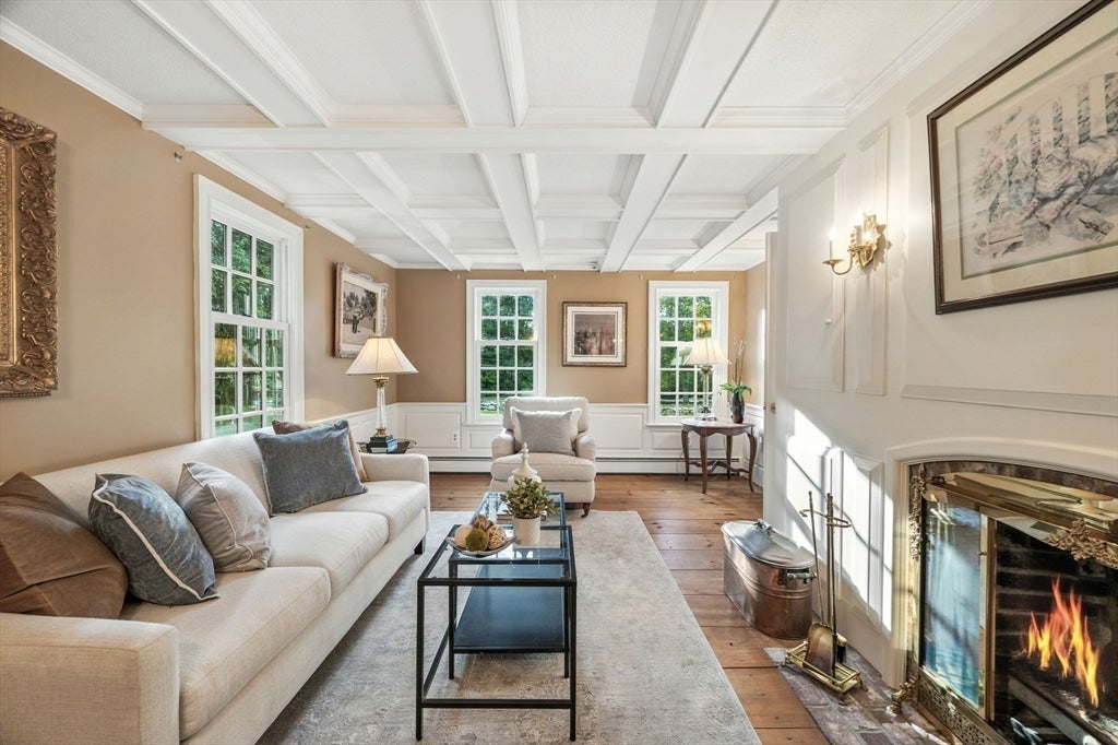 Topsfield, Massachusetts, 01983, United States, 6 Bedrooms Bedrooms, ,4 BathroomsBathrooms,Residential,Active,1936130