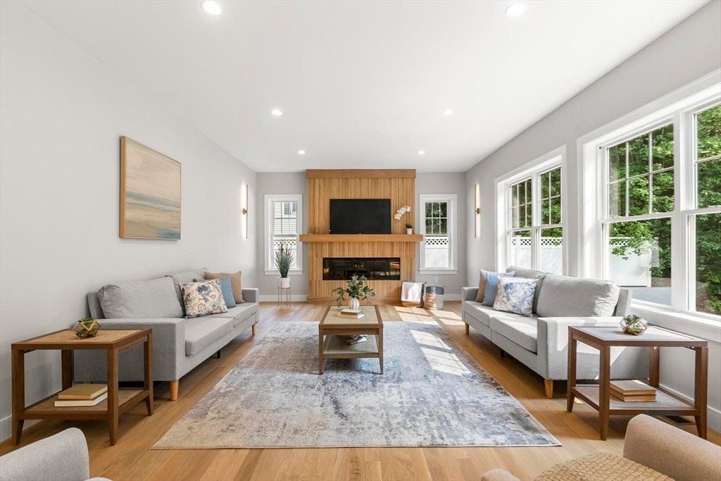 Burlington, Massachusetts, 01803, United States, 5 Bedrooms Bedrooms, ,5 BathroomsBathrooms,Residential,Active,1909077