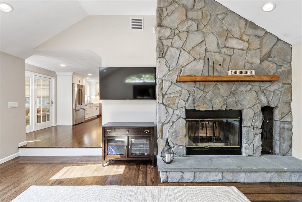 Middleton, Massachusetts, 01949, United States, 4 Bedrooms Bedrooms, ,4 BathroomsBathrooms,Residential,Active,1941131