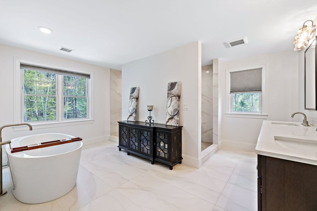 Easton, Massachusetts, 02356, United States, 5 Bedrooms Bedrooms, ,6 BathroomsBathrooms,Residential,Active,1968388