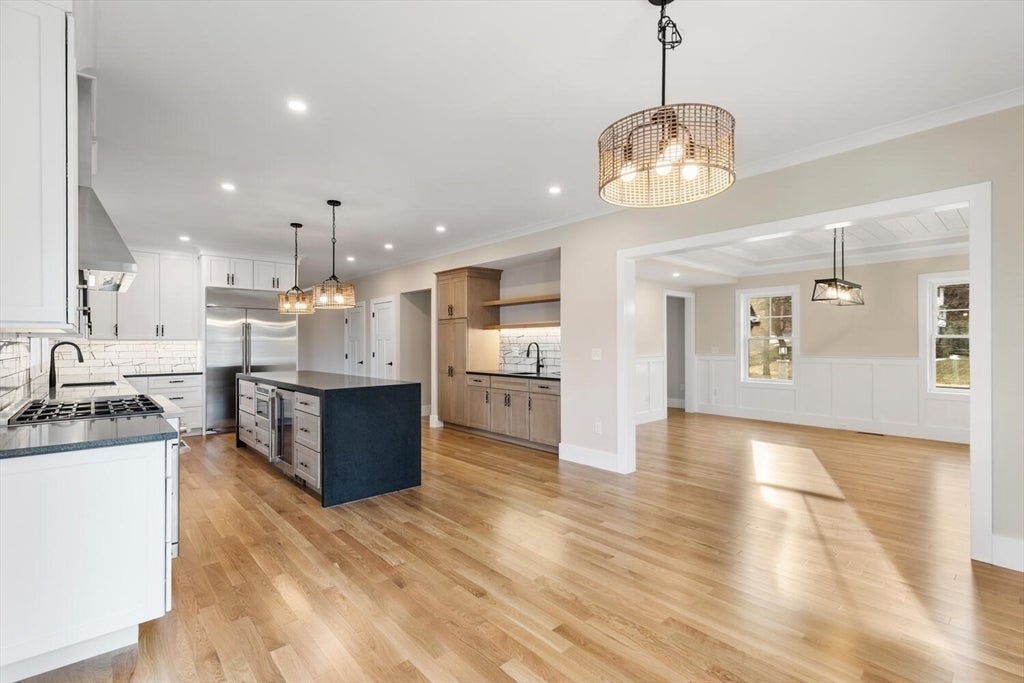 Wakefield, Massachusetts, 01880, United States, 4 Bedrooms Bedrooms, ,4 BathroomsBathrooms,Residential,Active,2010201