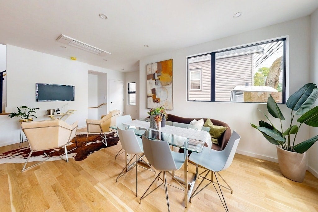 Cambridge, Massachusetts, 02141, United States, 3 Bedrooms Bedrooms, ,3 BathroomsBathrooms,Residential,Active,1945532