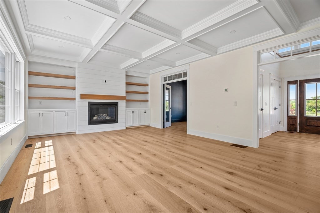 Lincoln, Rhode Island, 02865, United States, ,3 BathroomsBathrooms,Residential,Active,1843459
