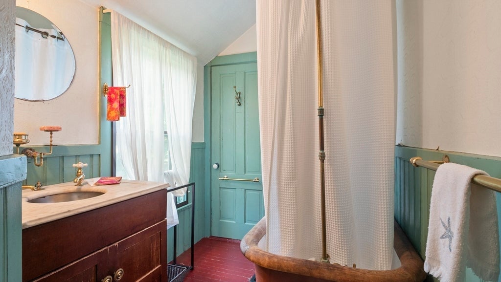 Newbury, Massachusetts, 01951, United States, 5 Bedrooms Bedrooms, ,3 BathroomsBathrooms,Residential,Active,1945051