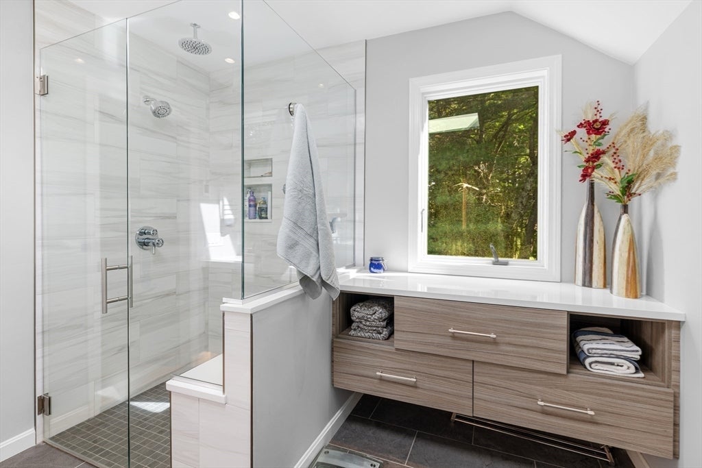 Norwell, Massachusetts, 02061, United States, 4 Bedrooms Bedrooms, ,4 BathroomsBathrooms,Residential,Active,1952760