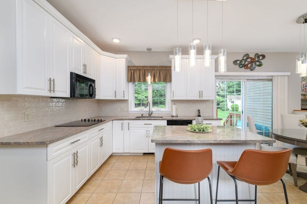 Raynham, Massachusetts, 02767, United States, 6 Bedrooms Bedrooms, ,4 BathroomsBathrooms,Residential,Active,1934792