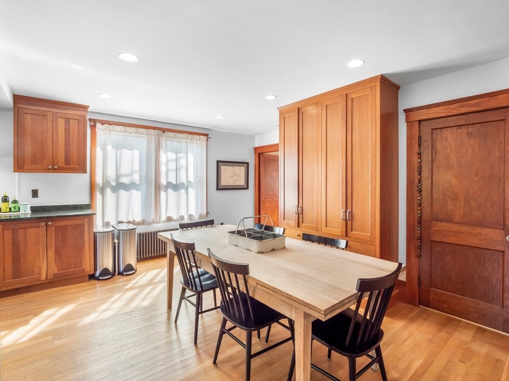 Newburyport, Massachusetts, 01950, United States, 5 Bedrooms Bedrooms, ,2 BathroomsBathrooms,Residential,Active,1986902