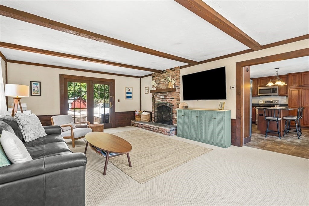 Beverly, Massachusetts, 01915, United States, 3 Bedrooms Bedrooms, ,2 BathroomsBathrooms,Residential,Active,1936404