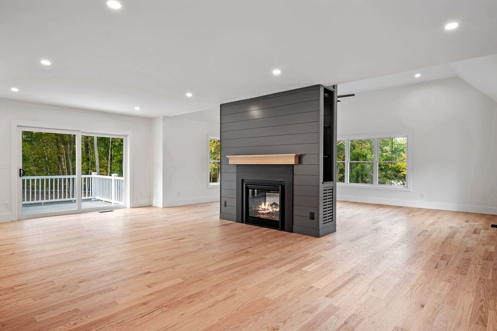 Topsfield, Massachusetts, 01983, United States, 4 Bedrooms Bedrooms, ,3 BathroomsBathrooms,Residential,Active,1962184