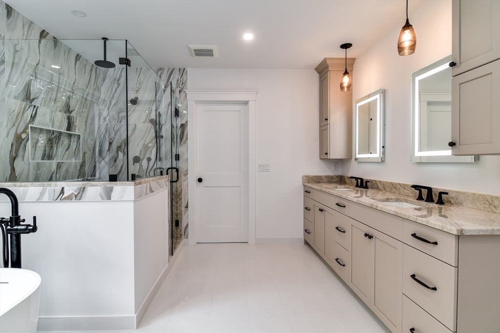 Hopkinton, Massachusetts, 01748, United States, 5 Bedrooms Bedrooms, ,6 BathroomsBathrooms,Residential,Active,1990661