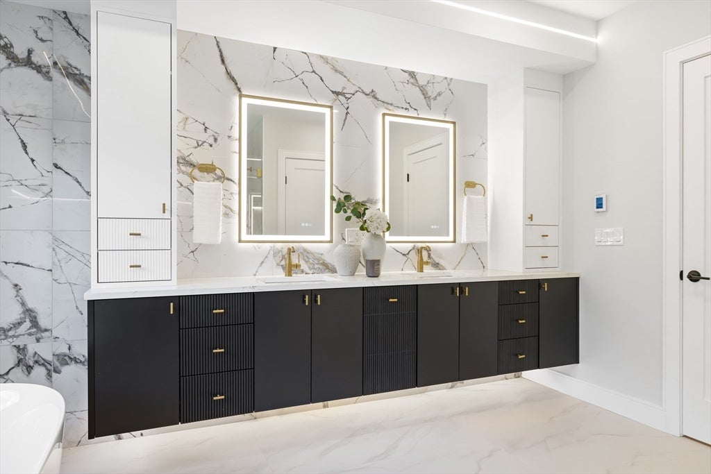 Newton, Massachusetts, 02461, United States, 5 Bedrooms Bedrooms, ,4 BathroomsBathrooms,Residential,Active,2013410