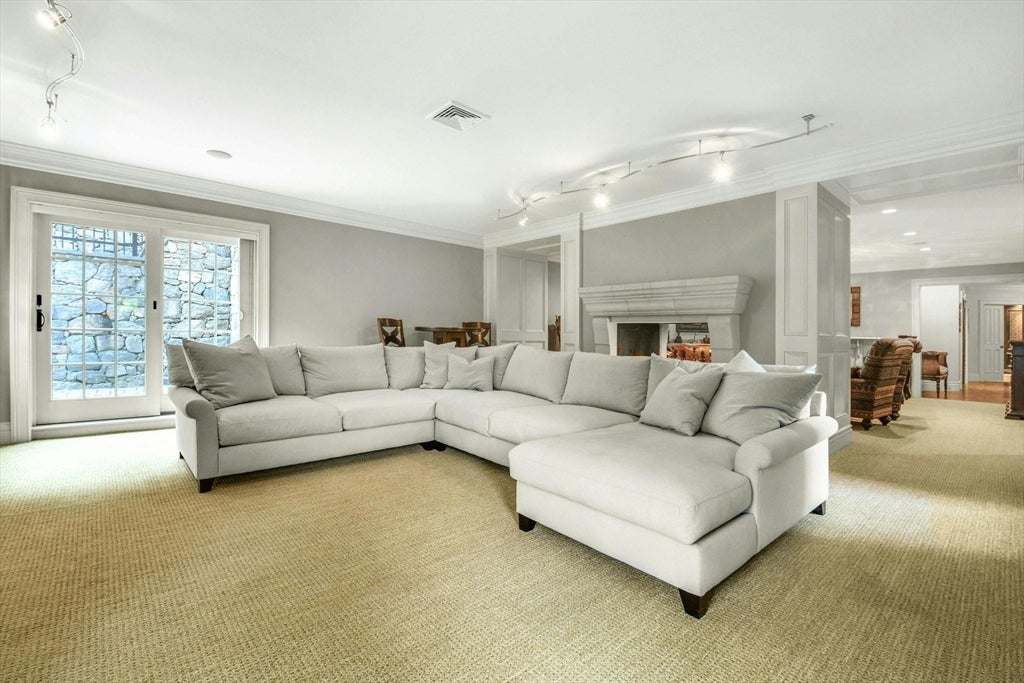 Hopkinton, Massachusetts, 01748, United States, 5 Bedrooms Bedrooms, ,8 BathroomsBathrooms,Residential,Active,1953005