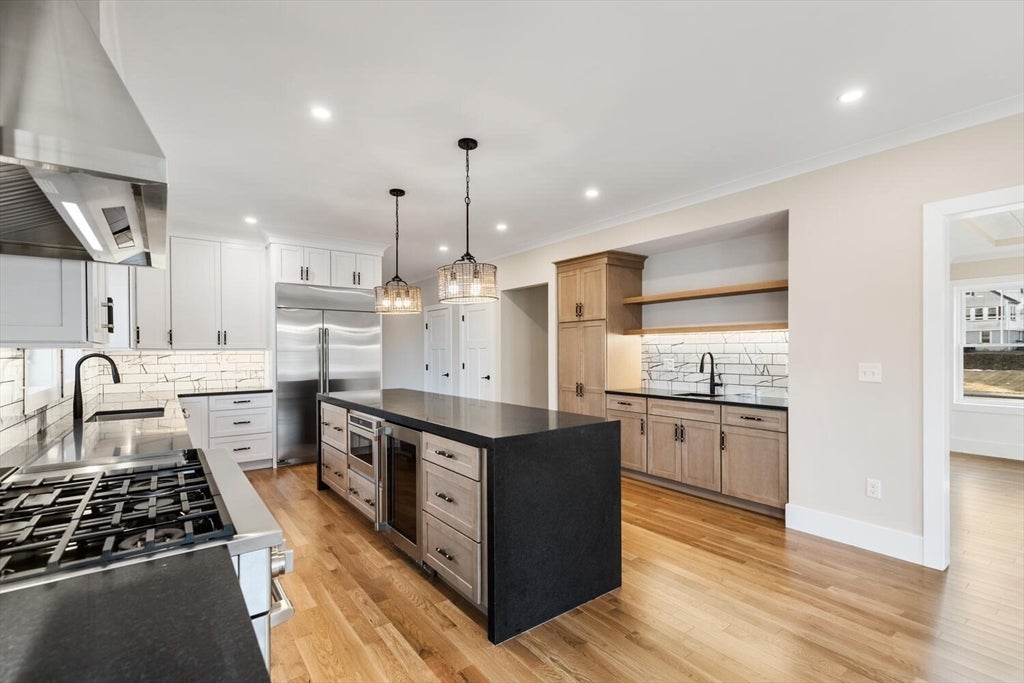 Wakefield, Massachusetts, 01880, United States, 4 Bedrooms Bedrooms, ,4 BathroomsBathrooms,Residential,Active,2010201