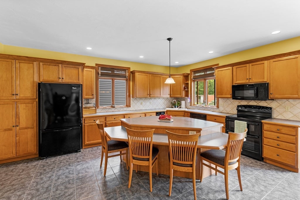 Middleboro, Massachusetts, 02346, United States, 4 Bedrooms Bedrooms, ,5 BathroomsBathrooms,Residential,Active,1858668