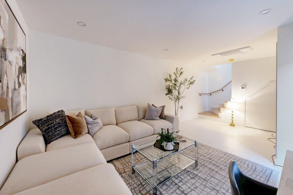 Cambridge, Massachusetts, 02141, United States, 3 Bedrooms Bedrooms, ,3 BathroomsBathrooms,Residential,Active,1945532