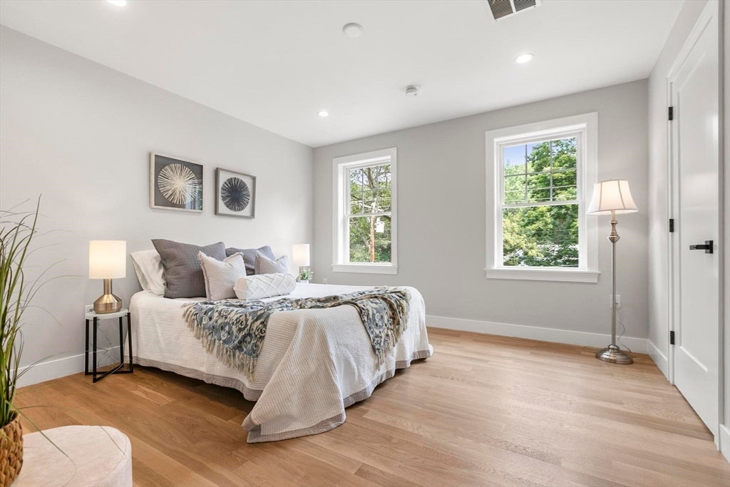 Burlington, Massachusetts, 01803, United States, 5 Bedrooms Bedrooms, ,5 BathroomsBathrooms,Residential,Active,1909077