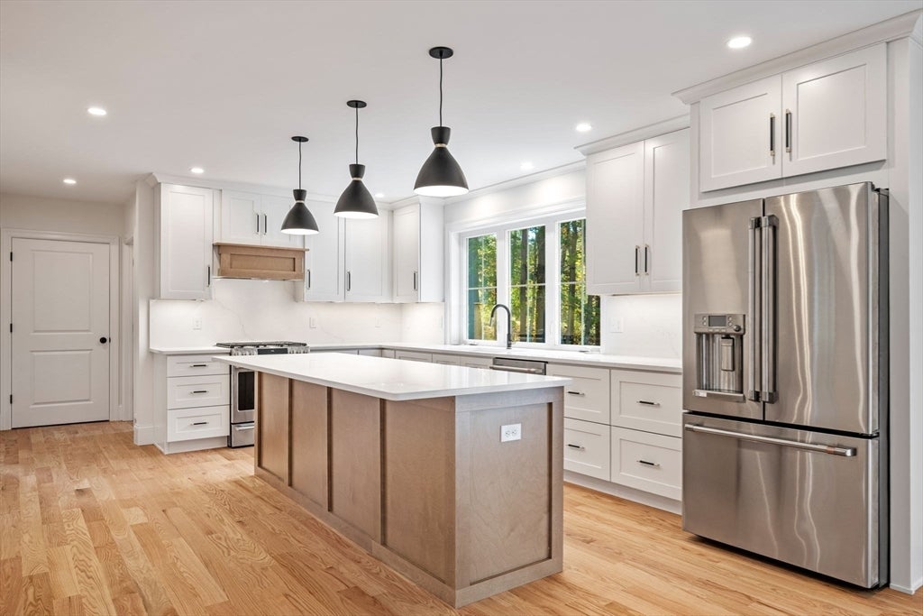 Topsfield, Massachusetts, 01983, United States, 4 Bedrooms Bedrooms, ,3 BathroomsBathrooms,Residential,Active,1962184