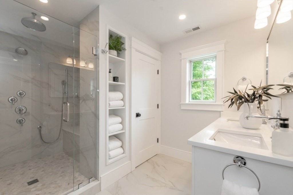 Newton, Massachusetts, 02466, United States, 4 Bedrooms Bedrooms, ,6 BathroomsBathrooms,Residential,Active,1934774