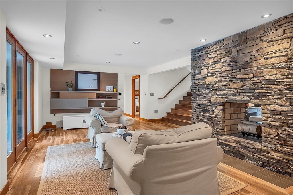 Lynnfield, Massachusetts, 01940, United States, 4 Bedrooms Bedrooms, ,3 BathroomsBathrooms,Residential,Active,1885013