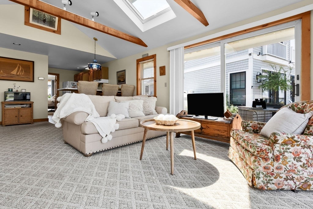 Newburyport, Massachusetts, 01950, United States, 2 Bedrooms Bedrooms, ,1 BathroomBathrooms,Residential,Active,1920272