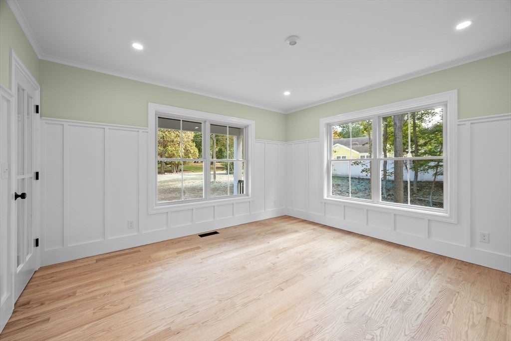 Topsfield, Massachusetts, 01983, United States, 4 Bedrooms Bedrooms, ,3 BathroomsBathrooms,Residential,Active,1962184