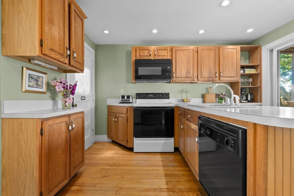 Amesbury, Massachusetts, 01913, United States, 3 Bedrooms Bedrooms, ,3 BathroomsBathrooms,Residential,Active,1929678