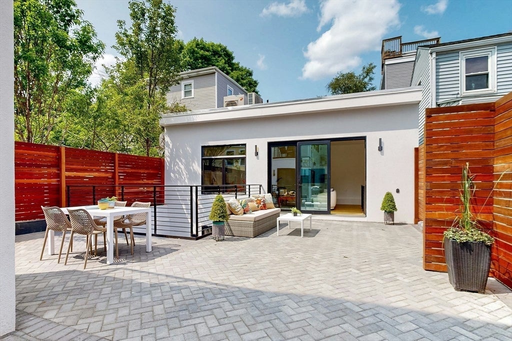 Cambridge, Massachusetts, 02141, United States, 4 Bedrooms Bedrooms, ,5 BathroomsBathrooms,Residential,Active,1945450