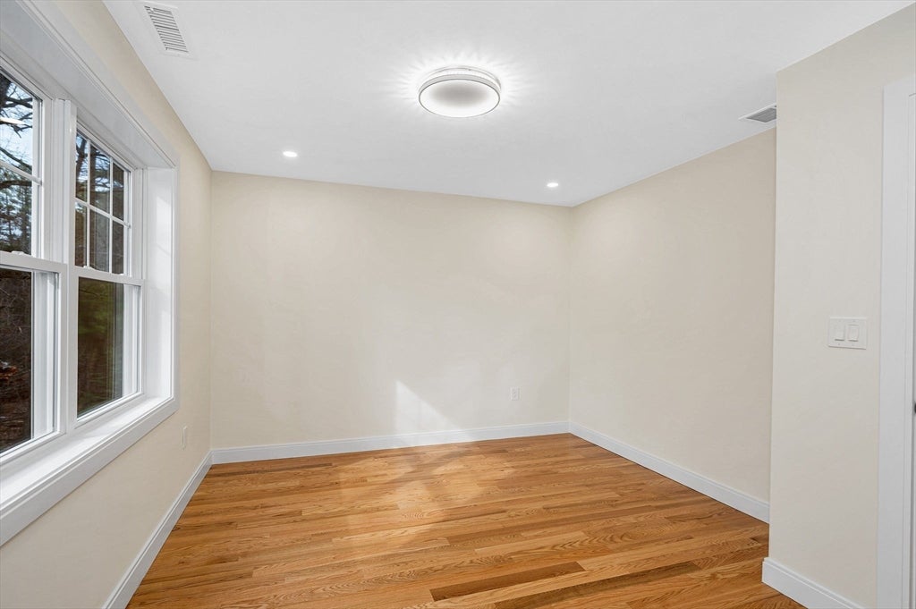 Wilmington, Massachusetts, 01887, United States, 4 Bedrooms Bedrooms, ,3 BathroomsBathrooms,Residential,Active,2043113