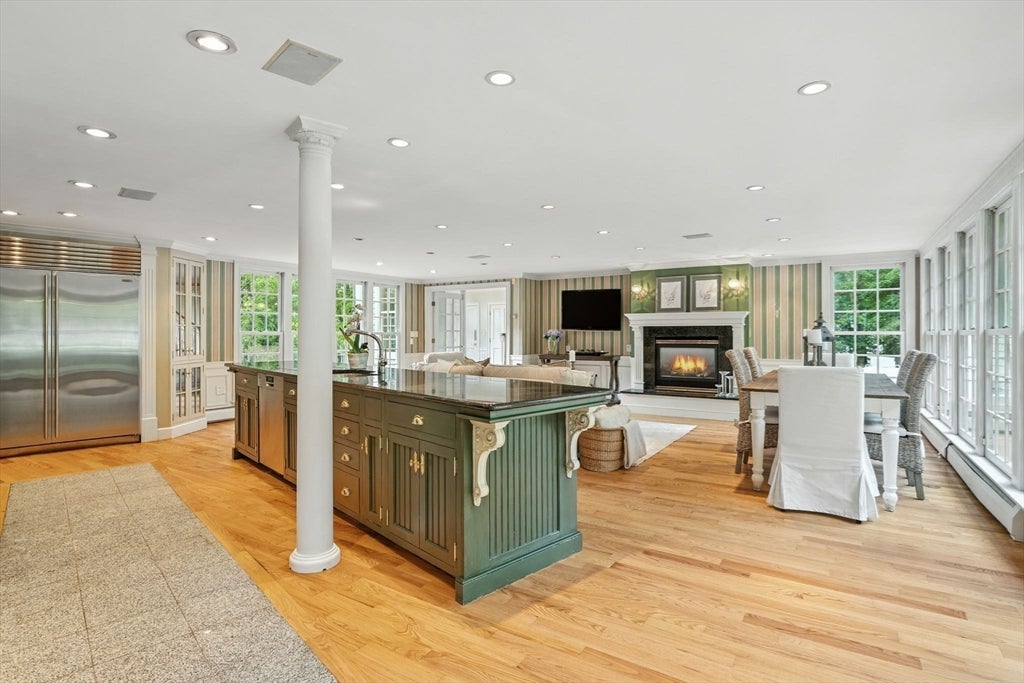 Topsfield, Massachusetts, 01983, United States, 6 Bedrooms Bedrooms, ,4 BathroomsBathrooms,Residential,Active,1936130