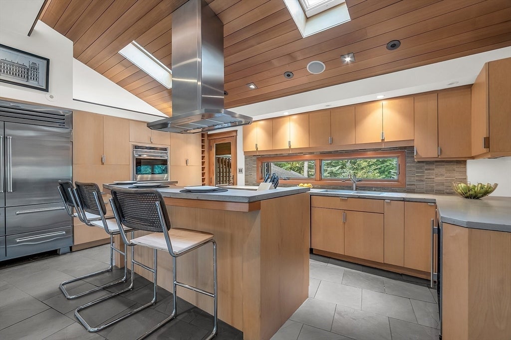Lynnfield, Massachusetts, 01940, United States, 4 Bedrooms Bedrooms, ,3 BathroomsBathrooms,Residential,Active,1885013